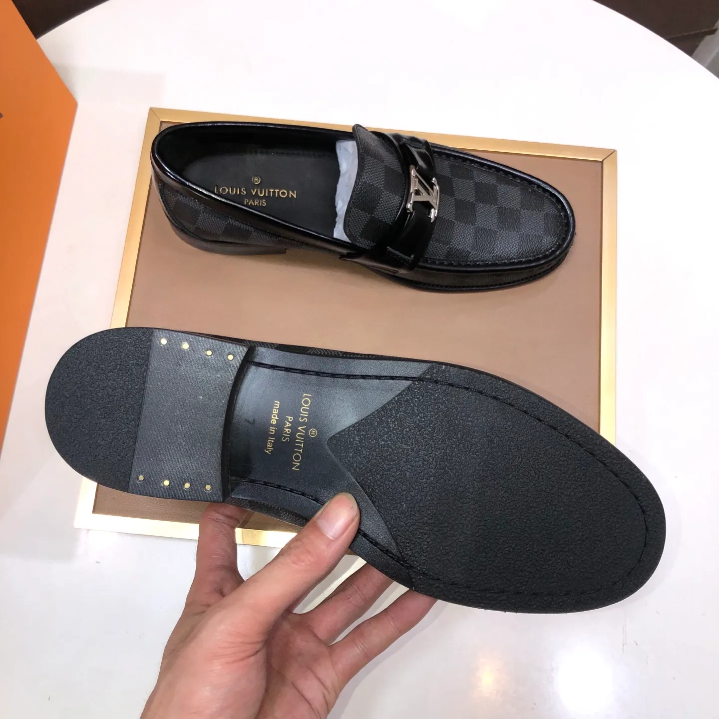 Men's men's shoes💰540💰[LV] (original single cowhide lining)🍀LV's latest genuine leather business suit shoes are available on the official website at the same time. The first-layer cowhide imported from Italy is made of heavy gold, and the official website has a 1:1 rubber outsole. Versatile to wear, high-end without losing class, and the color combination is extraordinary. This four-season style is alluring when worn on your feet, showing off your big-name flair. Standard code 38-45 (45 customized)